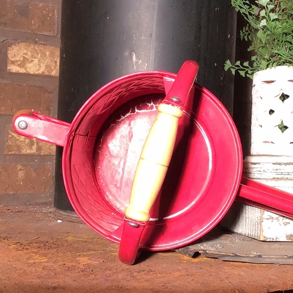 PJYXB watering can red metal wooden handles 35cm tall X 38 cm can - Picture 5 of 5